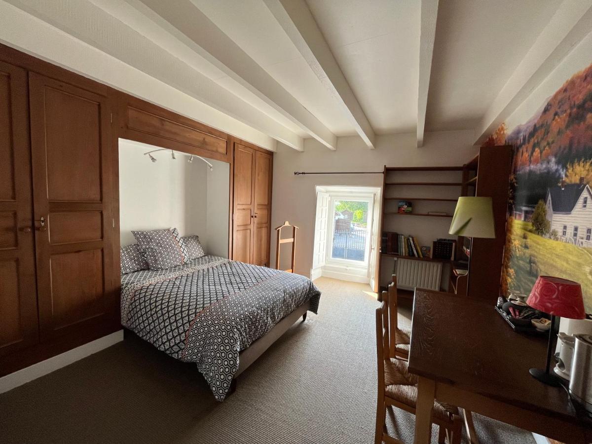 2 chambres dans maison de campagne avec piscine intérieure Lagery Esterno foto