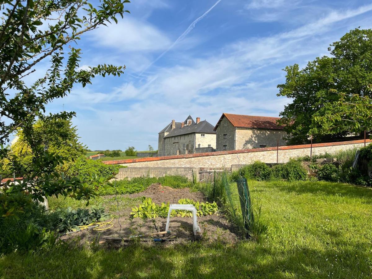 2 chambres dans maison de campagne avec piscine intérieure Lagery Esterno foto