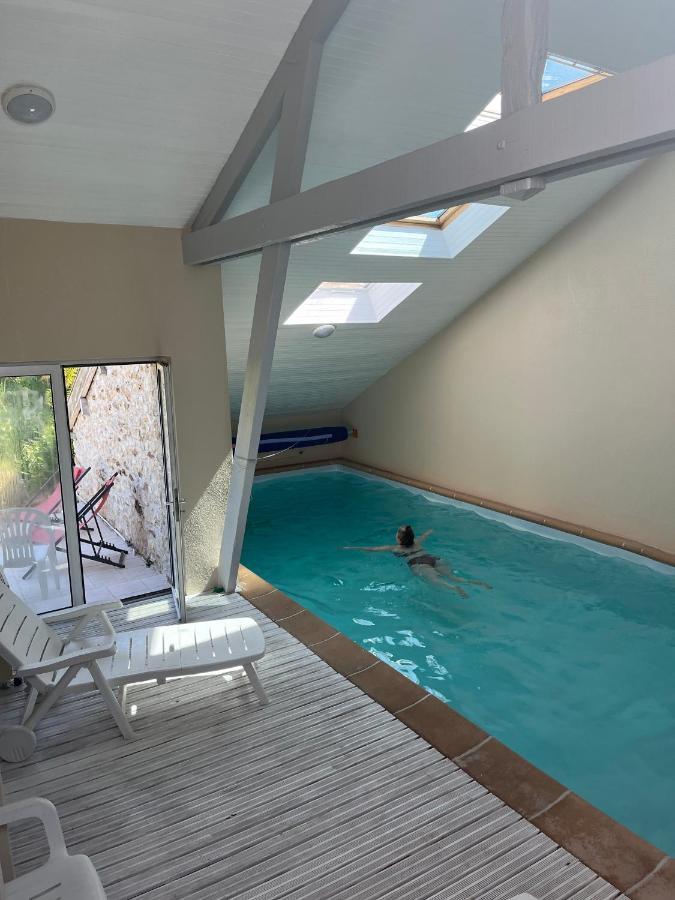 2 chambres dans maison de campagne avec piscine intérieure Lagery Esterno foto