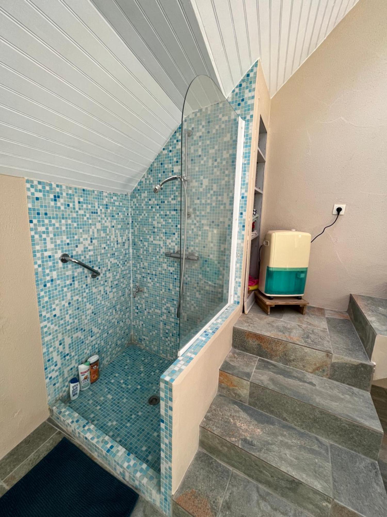 2 chambres dans maison de campagne avec piscine intérieure Lagery Esterno foto