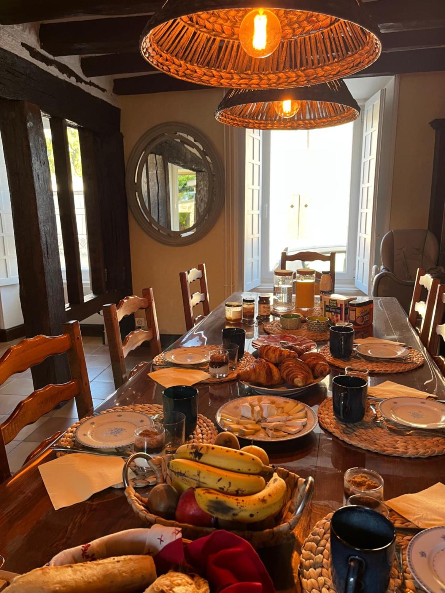 2 chambres dans maison de campagne avec piscine intérieure Lagery Esterno foto