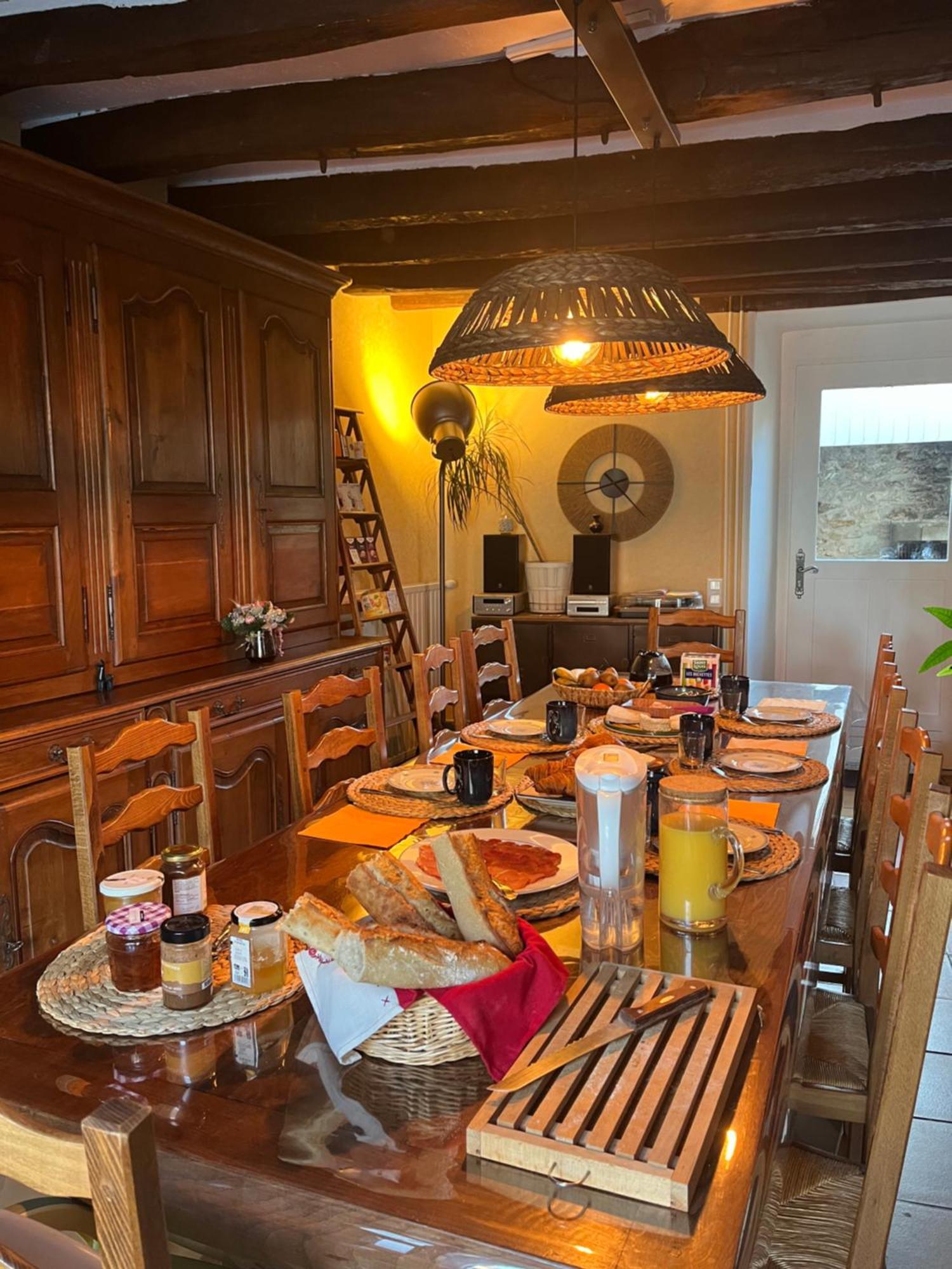 2 chambres dans maison de campagne avec piscine intérieure Lagery Esterno foto